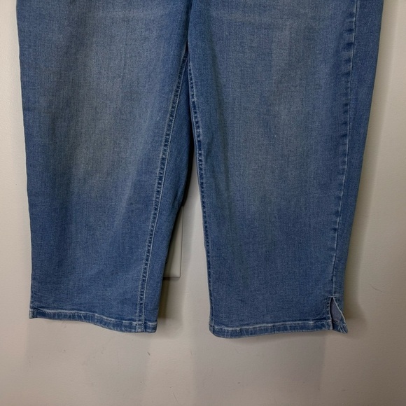 Pennington's Responsible, Savvy Fit, Denim Capri, Light Wash - d/C Jeans Size 16 - Picture 7 of 10